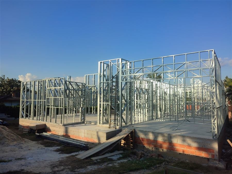 Estrutura em steel frame de casa em execução